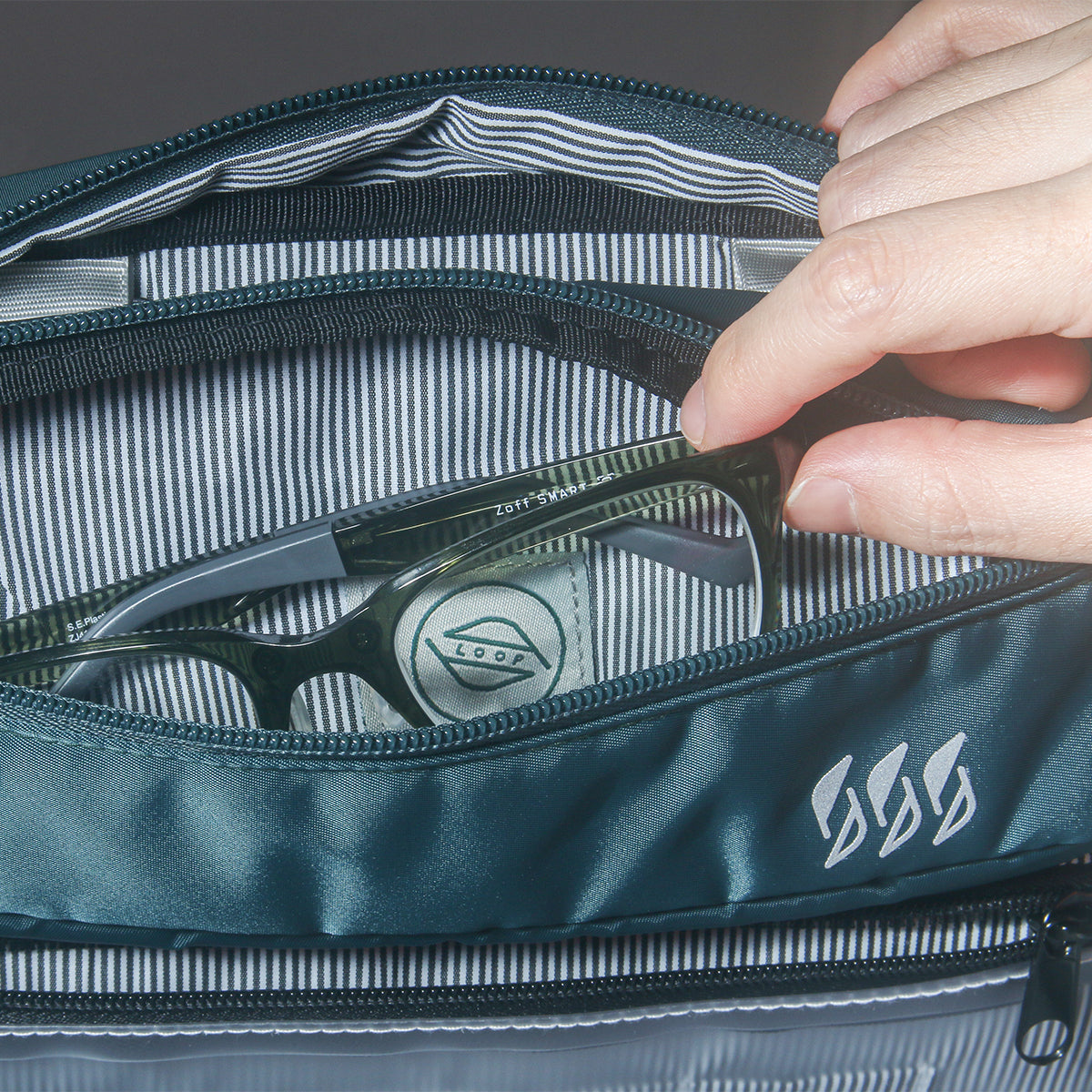 Monstera BePack 16" Mystery Black